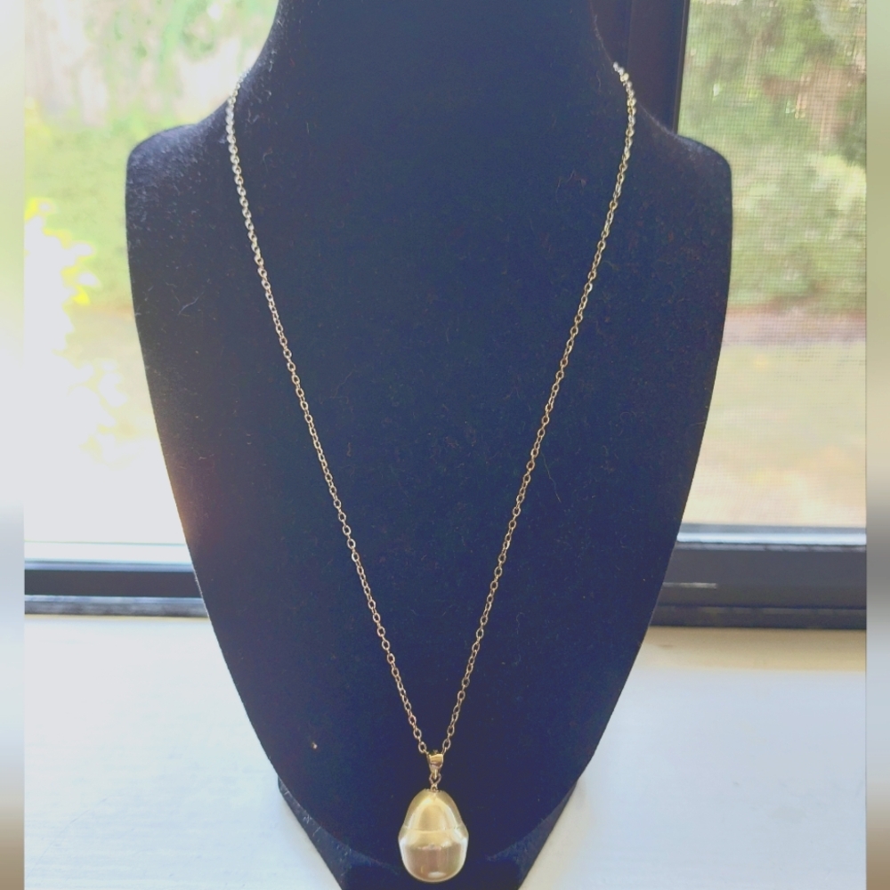 White Shell Pearl Pendant Necklace